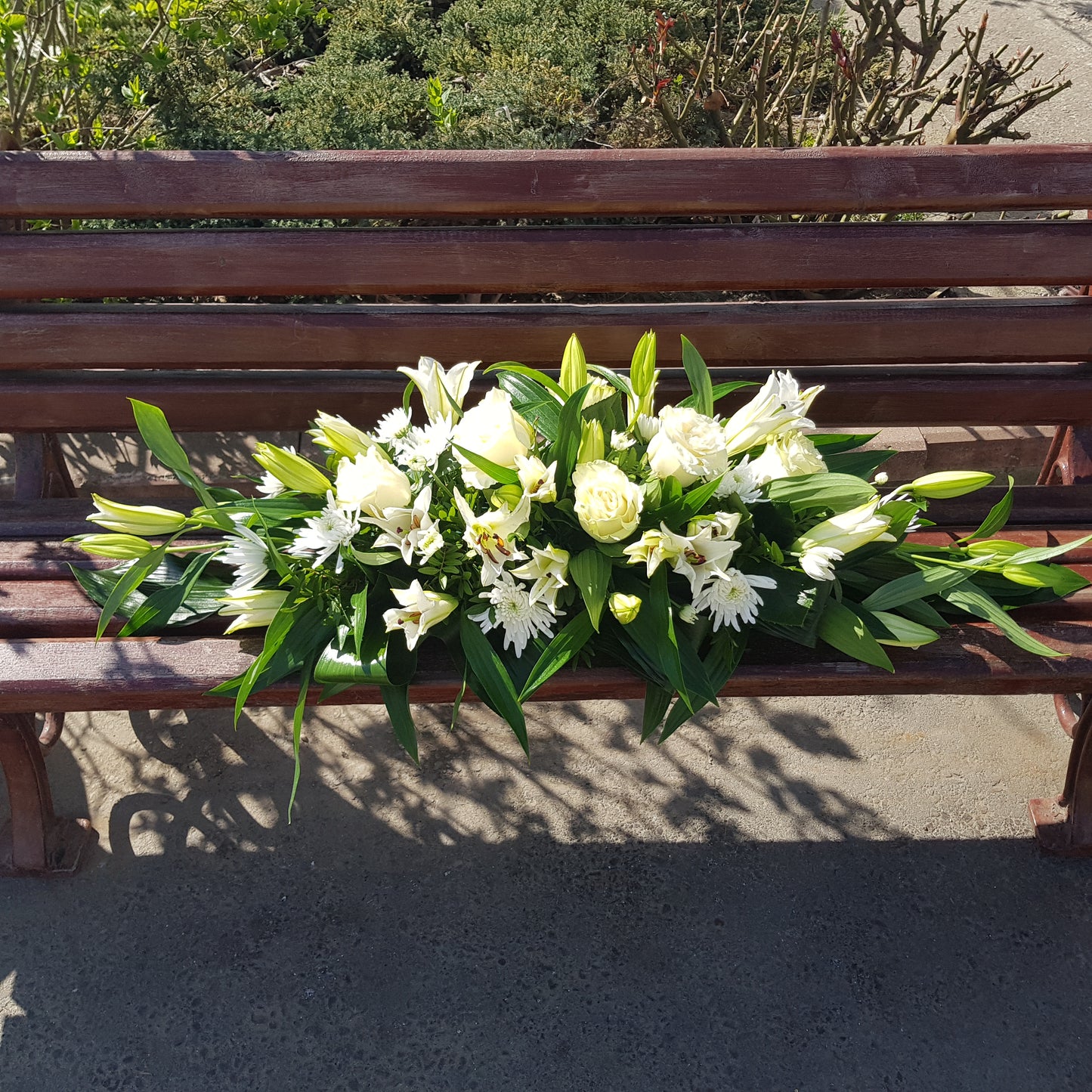 Aranjament funerar cu crizantema si crini