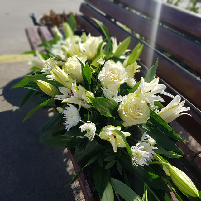 Aranjament funerar cu crizantema si crini