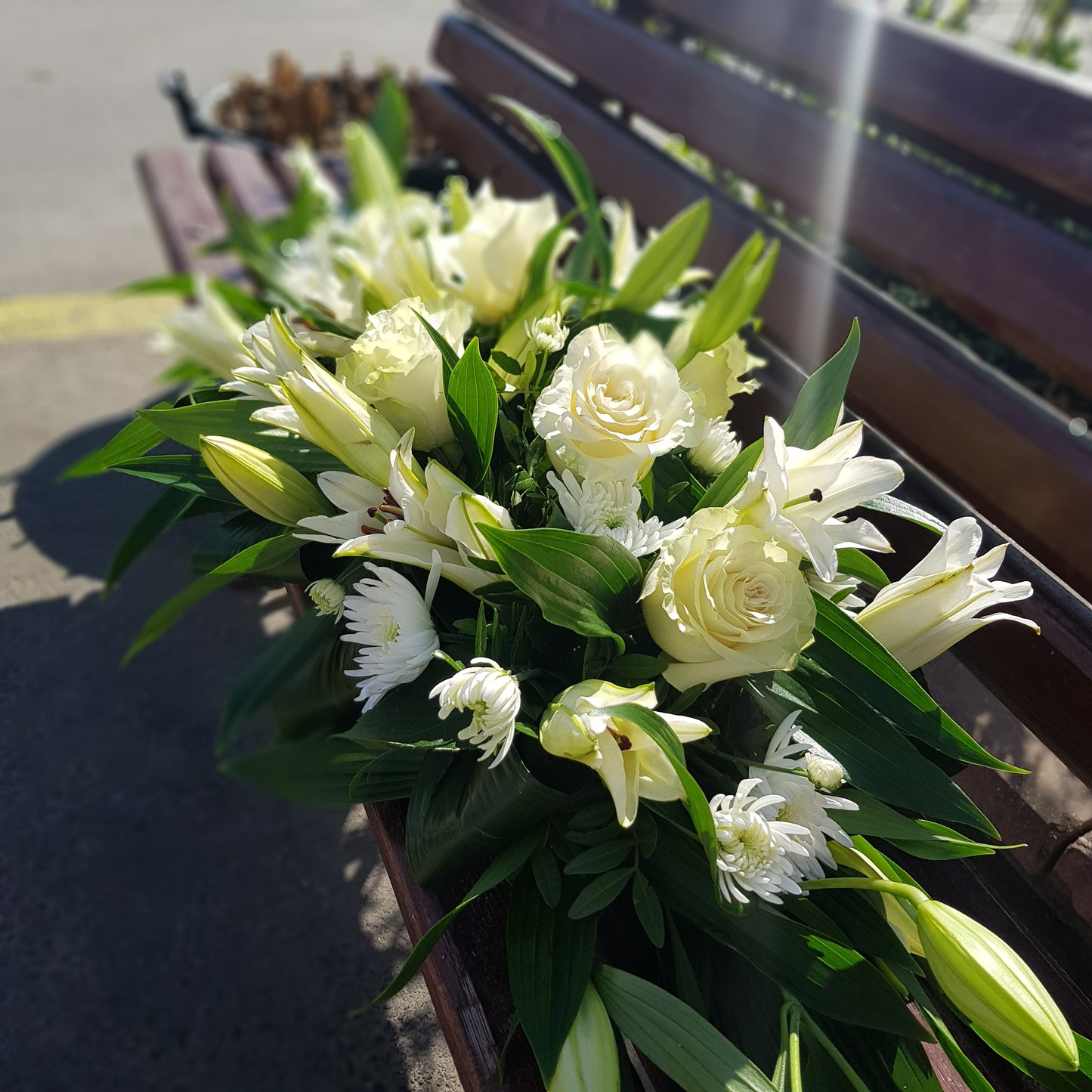 Aranjament funerar cu crizantema si crini