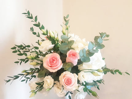 Aranjament floral cu hortensie alba si trandafiri roz