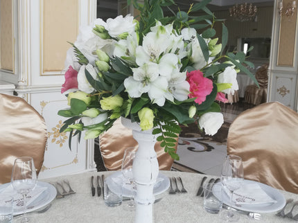 Aranjament floral cu trandafiri roz si alstroemeria alba