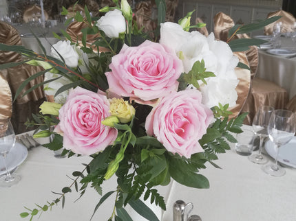 Aranjament floral cu trandafiri roz si alstroemeria alba