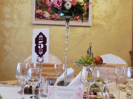Aranjament floral cu trandafiri albi, roz si eustoma roz