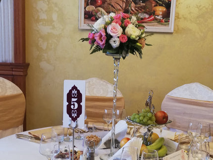 Aranjament floral cu trandafiri albi, roz si eustoma roz