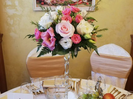 Aranjament floral cu trandafiri albi, roz si eustoma roz