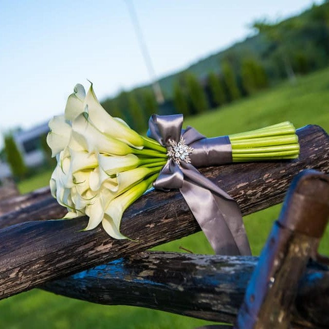 Buchet de mireasa cu cale albe