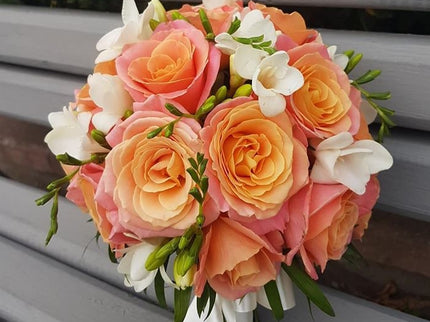 Buchet de mireasa cu trandafiri peach si frezii albe