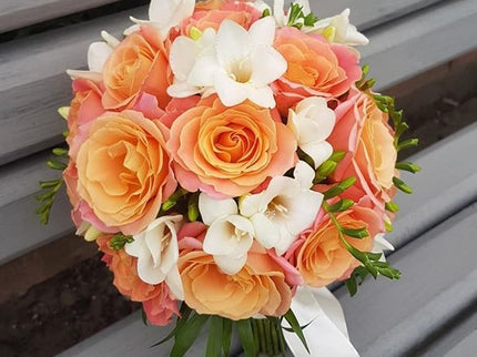 Buchet de mireasa cu trandafiri peach si frezii albe