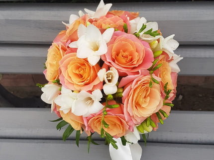 Buchet de mireasa cu trandafiri peach si frezii albe