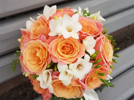 Buchet de mireasa cu trandafiri peach si frezii albe