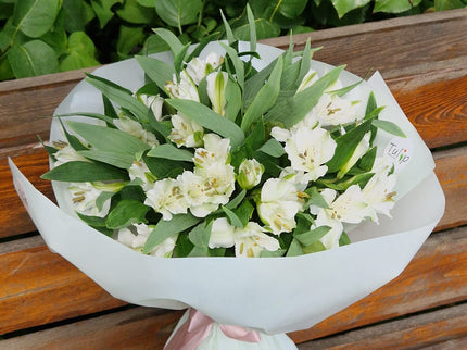 Buchet de alstroemeria albă