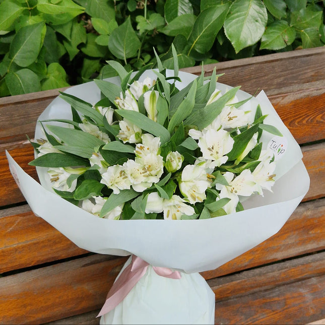 Buchet de alstroemeria albă