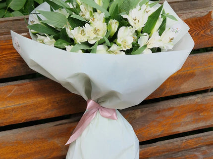 Buchet de alstroemeria albă