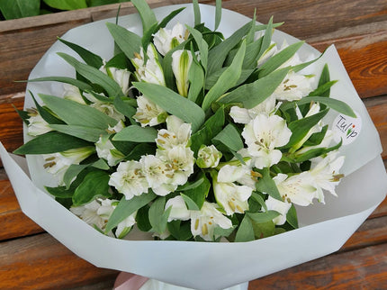 Buchet de alstroemeria albă