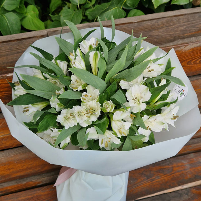 Buchet de alstroemeria albă