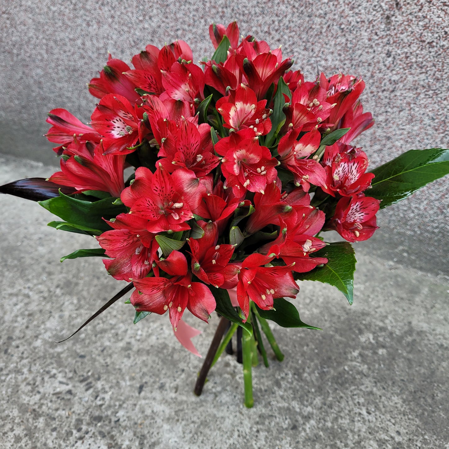 Buchet cu alstroemeria rosie