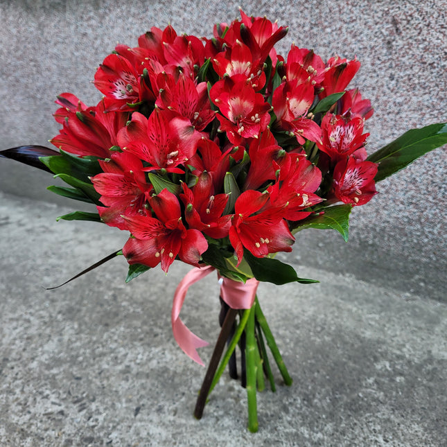 Buchet cu alstroemeria rosie