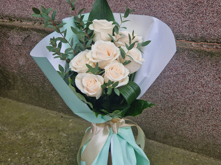 Buchet cu 7 trandafiri albi