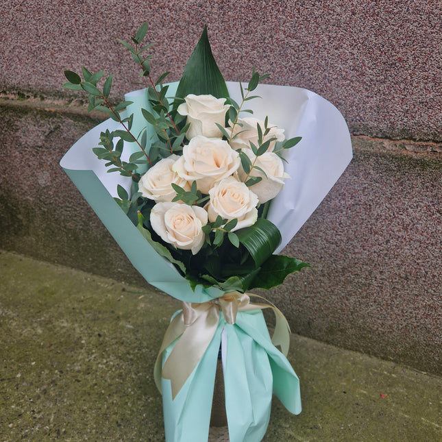 Buchet cu 7 trandafiri albi