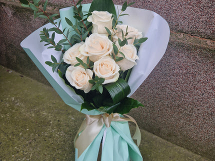 Buchet cu 7 trandafiri albi