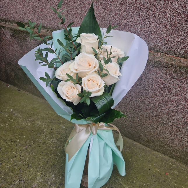 Buchet cu 7 trandafiri albi