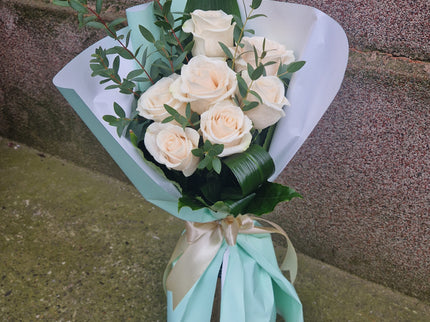 Buchet cu 7 trandafiri albi