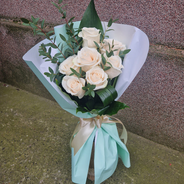 Buchet cu 7 trandafiri albi