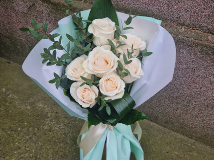 Buchet cu 7 trandafiri albi