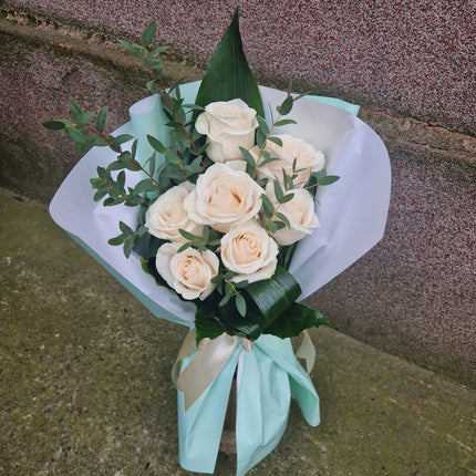 Buchet cu 7 trandafiri albi