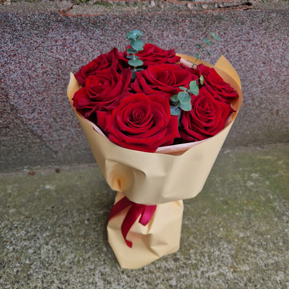 Buchet cu 7 trandafiri rosii