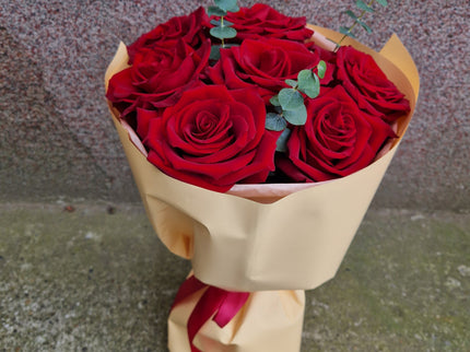 Buchet cu 7 trandafiri rosii
