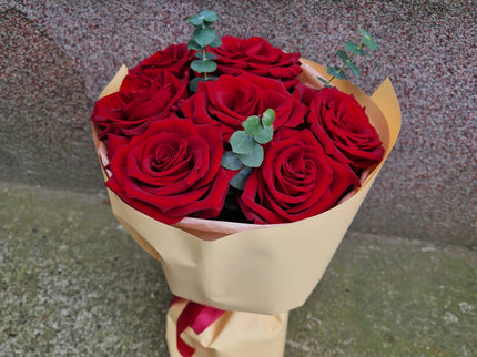 Buchet cu 7 trandafiri rosii