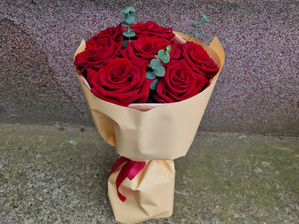 Buchet cu 7 trandafiri rosii