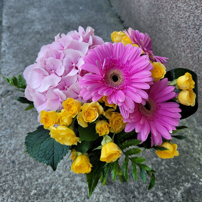 Buchet cu hortensie si germini roz