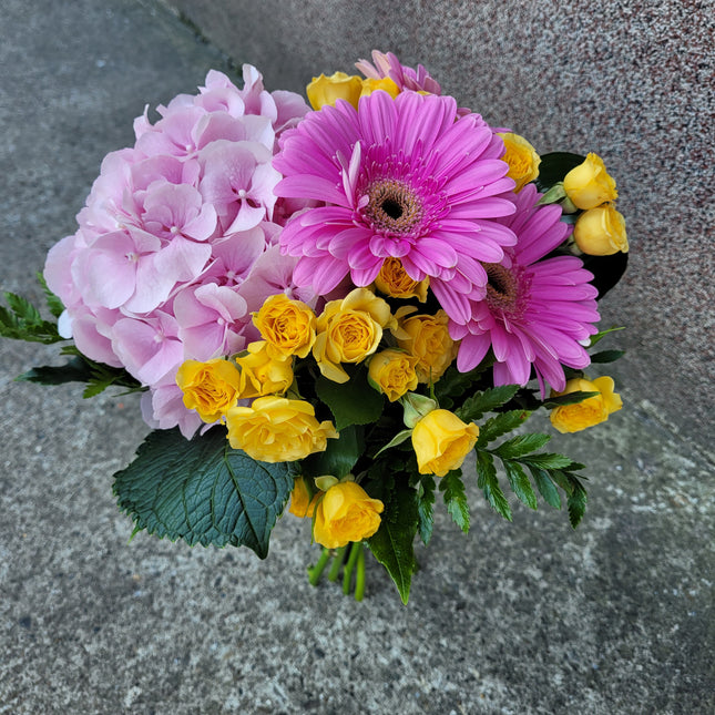 Buchet cu hortensie si germini roz