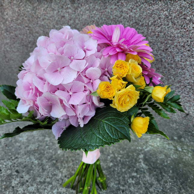 Buchet cu hortensie si germini roz