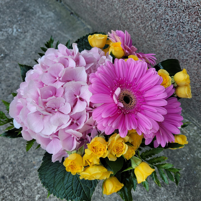 Buchet cu hortensie si germini roz