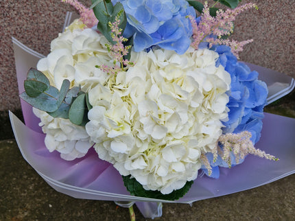 Buchet cu hortensii albe si blue
