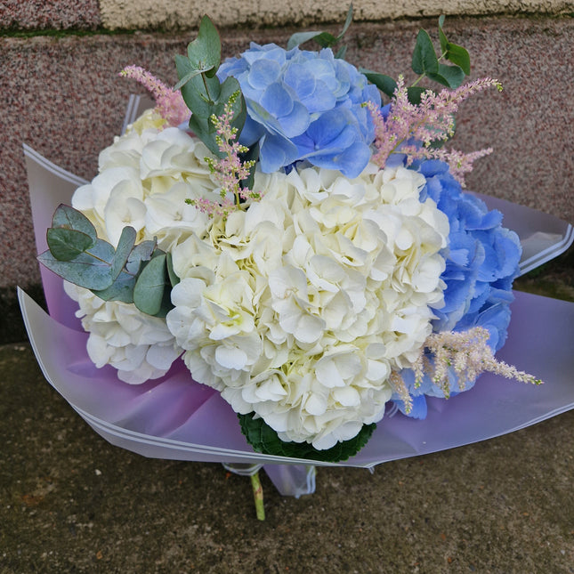 Buchet cu hortensii albe si blue