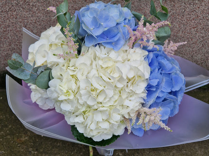 Buchet cu hortensii albe si blue