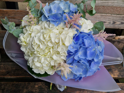 Buchet cu hortensii albe si blue