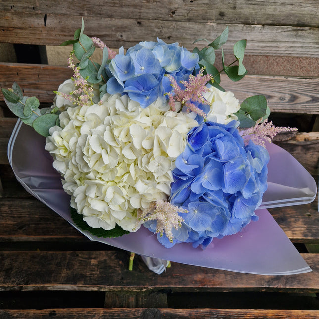 Buchet cu hortensii albe si blue