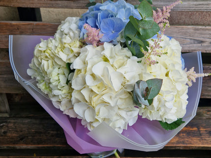 Buchet cu hortensii albe si blue