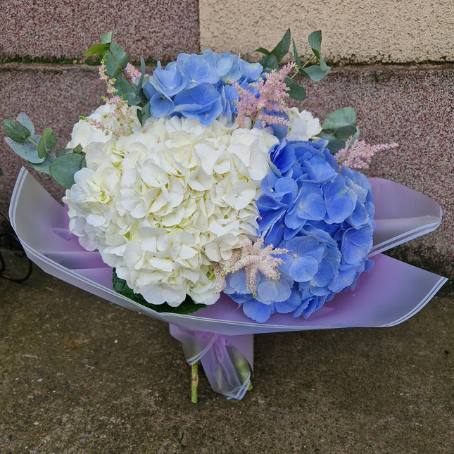 Buchet cu hortensii albe si blue