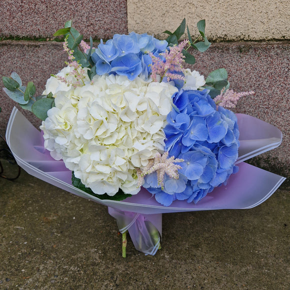 Buchet cu hortensii albe si blue