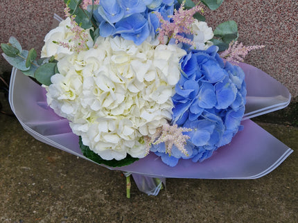 Buchet cu hortensii albe si blue
