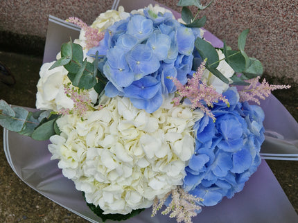 Buchet cu hortensii albe si blue