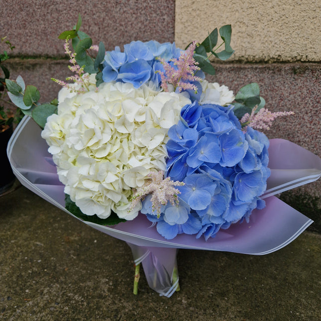 Buchet cu hortensii albe si blue