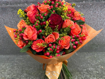 Buchet cu trandafiri portocalii, rosii si hypericum