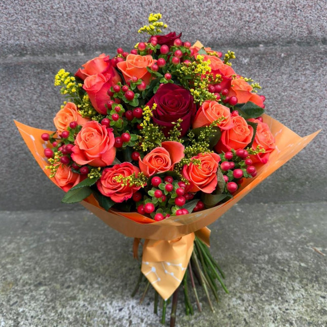 Buchet cu trandafiri portocalii, rosii si hypericum